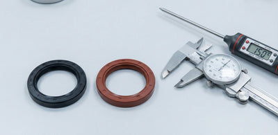 Simeringuri : NBR sau Viton (FKM)? Ghidul complet pentru alegerea etanșării perfecte